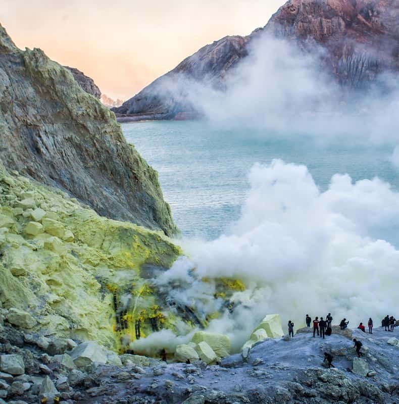 Kawah Ijen in 24 Hours from Bali, with Dinner and a Room