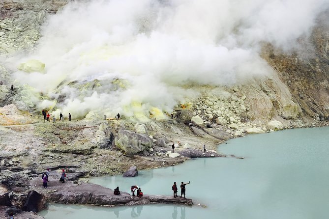 Ceramic pipes and sulfur deposits at the working face on the shore of the lake